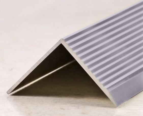 Рифлёный угловой порог алюминиевый 30х30 мм ПО-30х30 Серебро матовое 2,7 м