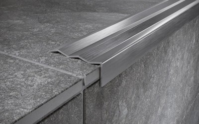 Угловой порог стальной 40х8 мм FCA 8 M сатинированная сталь 2,7 м