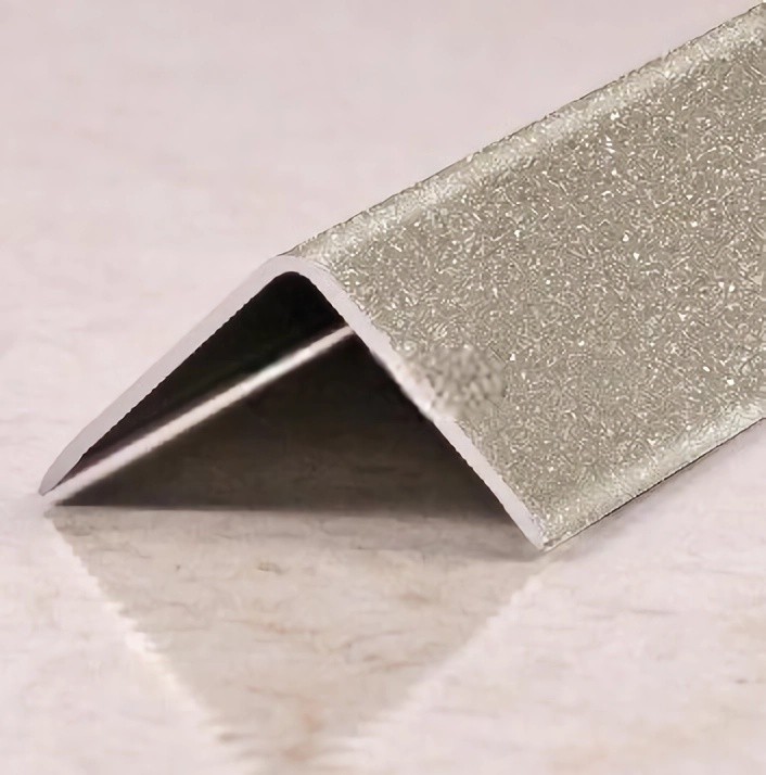 Алюминиевый уголок отделочный 30х30 мм ПН-30х30-37 серый муар 2.7 м