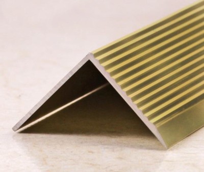 Рифлёный угловой порог алюминиевый 30х30 мм ПО-30х30 Золото матовое 2,7 м