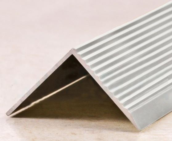 Рифлёный угловой порог алюминиевый 30х30 мм ПО-30х30 Серебро глянец 2,7 м