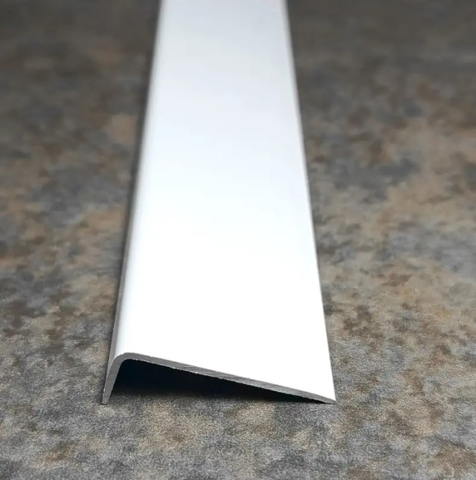 Алюминиевый уголок 20х40 мм разнополочный ПБ40х20 белый 2,7м