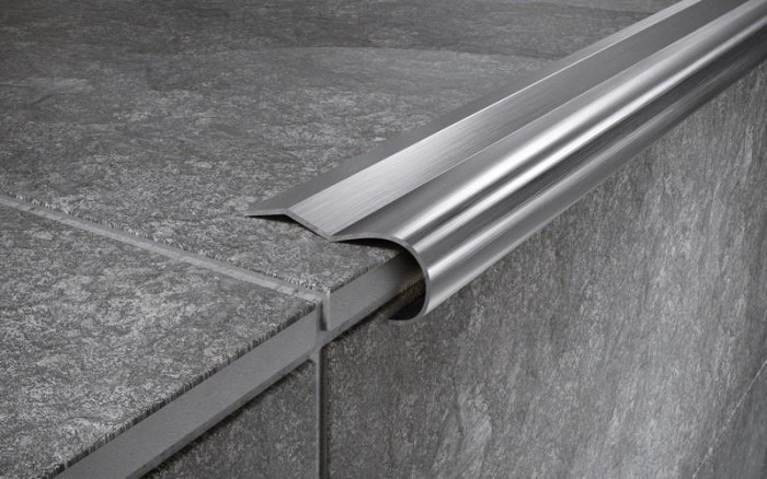 Угловой порог стальной 40х8 мм FCR 8 M сатинированная сталь 2,7 м