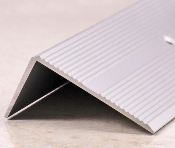 Рифлёный угловой порог алюминиевый 42х22 мм ПО-40х20 Серебро матовое 2,7 м