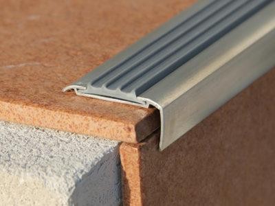 Угловой профиль противоскользящий 42х22 мм Евроступень АУ-42 Серый 2,5 м