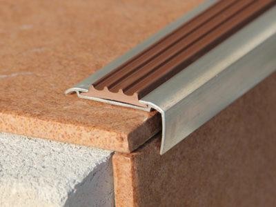 Угловой профиль противоскользящий 42х22 мм Евроступень АУ-42 Коричневый 2,5 м