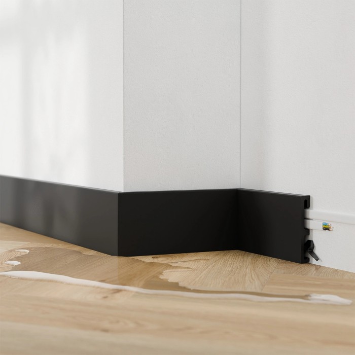 Напольный плинтус 80х16 мм SALAG ALPHA Czarny AP81М3 ПВХ черный 2.4 м