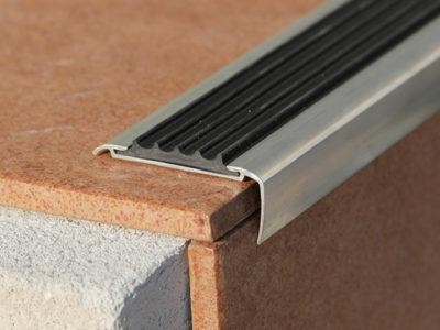 Угловой профиль противоскользящий 50х22 мм Евроступень АУ-50 Чёрный 2,5 м