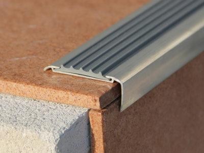 Угловой профиль противоскользящий 50х22 мм Евроступень АУ-50 Серый 2,5 м