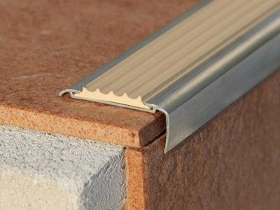 Угловой профиль противоскользящий 50х22 мм Евроступень АУ-50 Бежевый 2,5 м