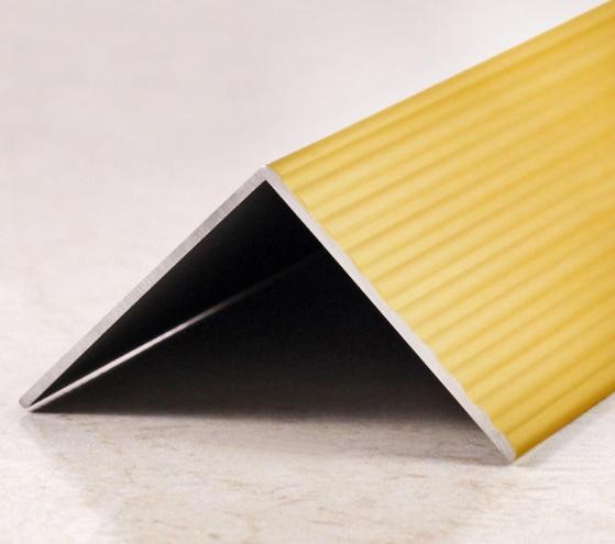 Рифлёный угловой порог алюминиевый 40х40 мм ПО-40х40 Золото глянец 2,7 м