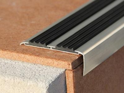 Угловой порог противоскользящий 72х27 мм Евроступень АУ-72 Чёрный 2,5 м