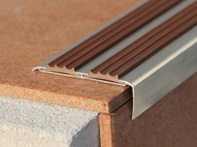 Угловой порог противоскользящий 72х27 мм Евроступень АУ-72 Коричневый 2,5 м