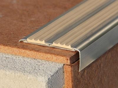 Угловой порог противоскользящий 72х27 мм Евроступень АУ-72 Бежевый 2,5 м