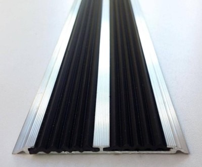 Одноуровневый порог из алюминия с 2 резиновыми вставками 68 мм ПО-200-02 серебро матовое 2.7 м