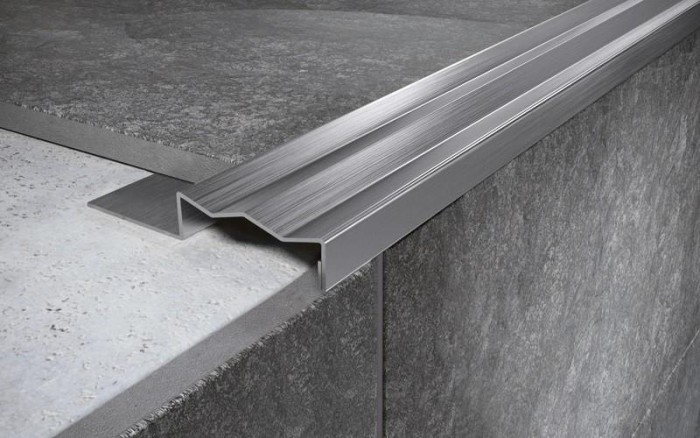 Угловой порог стальной закладной 35х12 мм FCG 12 M сатинированная сталь 2,7 м