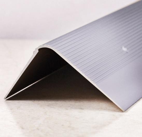 Угловой порог алюминиевый рифлёный 60х43 мм ПО-60х40 Серебро глянец 2,7 м