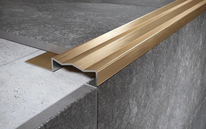 Угловой порог стальной закладной 35х12 мм FCGF 12 GM золото сатинированное 2,7 м