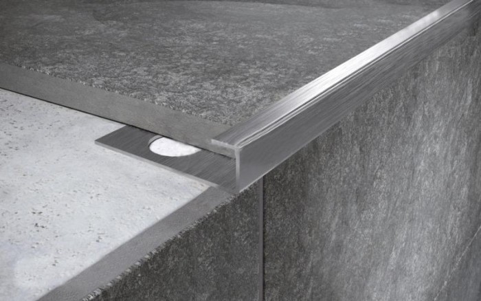 П-образный профиль из нержавеющей стали 6 мм FP 6 M Сталь сатинированная 2,7 м