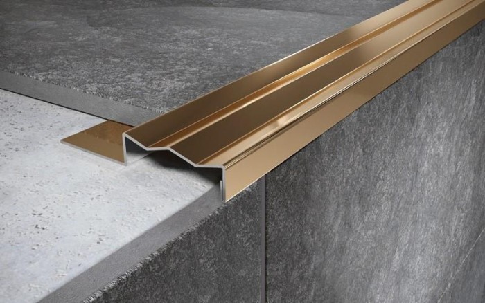 Угловой порог стальной закладной 35х8 мм FCG 8 GP золото полированное 2,7 м