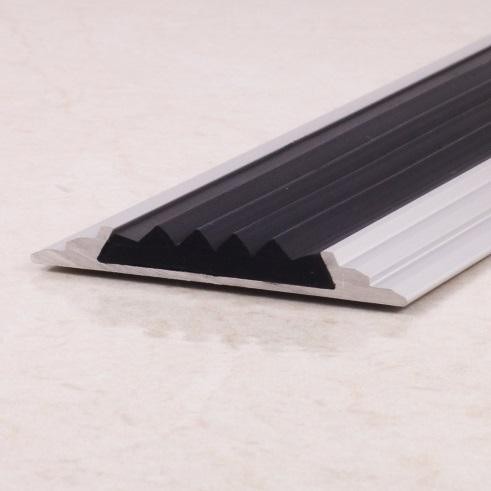 Алюминиевый порог противоскользящий плоский 46х5 мм ПО-46 Серебро матовое 2,7 м