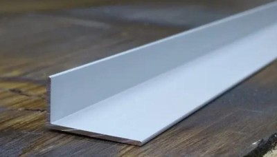 Алюминиевый уголок 10х20 мм разнополочный ПБ20х10 серебро матовое 3м