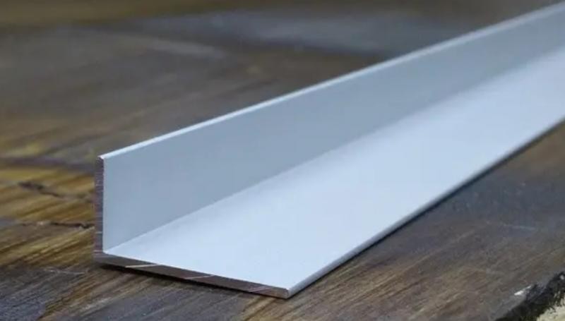 Алюминиевый уголок 15х30 мм разнополочный ПБ30х15 серебро матовое 2,7м