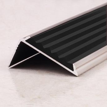 Алюминиевый порог угловой противоскользящий 42х19 мм  ПО-38х23-ПР-30 Чёрный-без покрытия 2,7 м