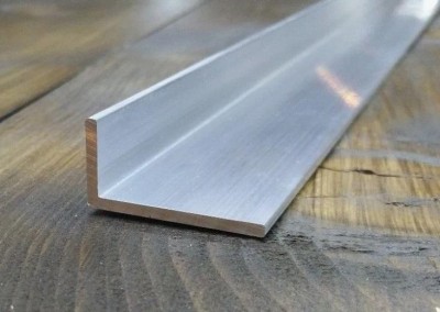 Алюминиевый уголок 20х40 мм разнополочный ПБ40х20 сырой 2,7м