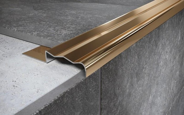 Угловой порог стальной закладной 35х8 мм FCGR 8 GP золото полированное 2,7 м
