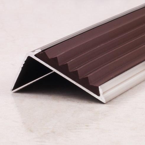 Алюминиевый порог угловой противоскользящий 42х19 мм  ПО-38х23-ПР-30 Коричневый-без покрытия 2,7 м