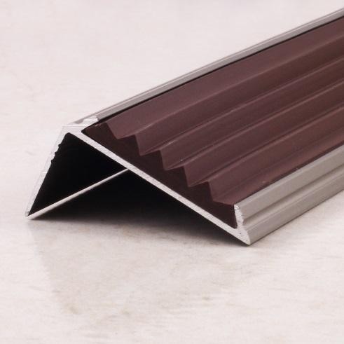 Алюминиевый порог угловой противоскользящий 42х19 мм  ПО-38х23-ПР-30 Коричневый-Серебро матовое 2,7 м