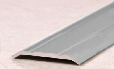 Одноуровневый порог из алюминия с насечками 25 мм ПО-25 Серебро матовое 2,7 м