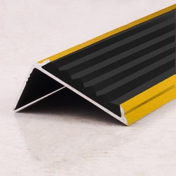 Алюминиевый порог угловой противоскользящий 42х19 мм ПО-38х23-ПР-30 Чёрный-Золото матовое 2,7 м