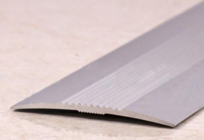 Одноуровневый порог из алюминия с рифлением 37 мм ПО-37 Серебро матовое 2,7 м