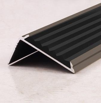 Алюминиевый порог угловой противоскользящий 42х19 мм ПО-38х23-ПР-30 Чёрный-Бронза матовая 2,7 м