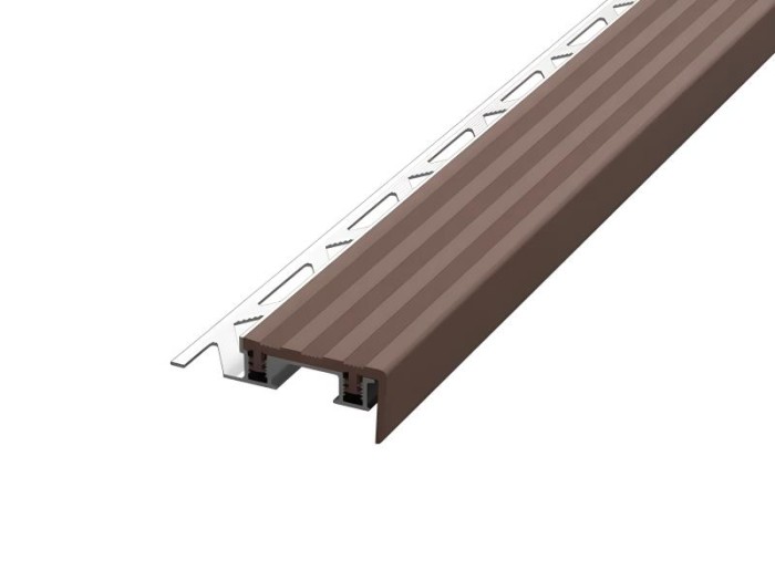 Угловой порог 10х32х18 мм закладной с резиновой вставкой на алюминиевой основе Евроступень Z32 коричневый 2,7 м