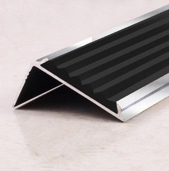 Алюминиевый порог угловой противоскользящий 42х19 мм ПО-38х23-ПР-30 Чёрный-Серебро глянец 2,7 м