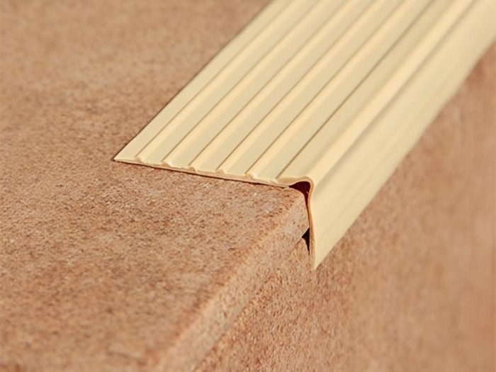 Угловой резиновый порог 20х40 мм Евроступень У-40 бежевый 12 м бухта