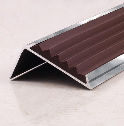 Алюминиевый порог угловой противоскользящий 42х19 мм  ПО-38х23-ПР-30 Коричневый-Серебро глянец 2,7 м