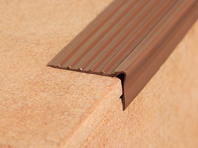 Угловой резиновый порог 20х40 мм Евроступень У-40 коричневый 12 м бухта