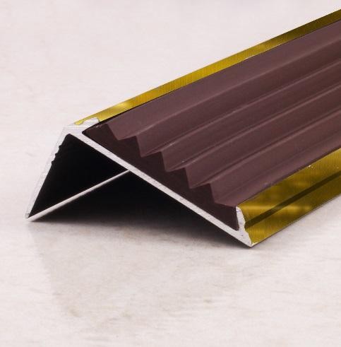Алюминиевый порог угловой противоскользящий 42х19 мм  ПО-38х23-ПР-30 Коричневый-Золото глянец 2,7 м