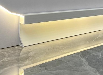 Алюминиевый плинтус напольный 71 мм с LED подсветкой и экраном ПО-193 серебро матовое 2,7 м