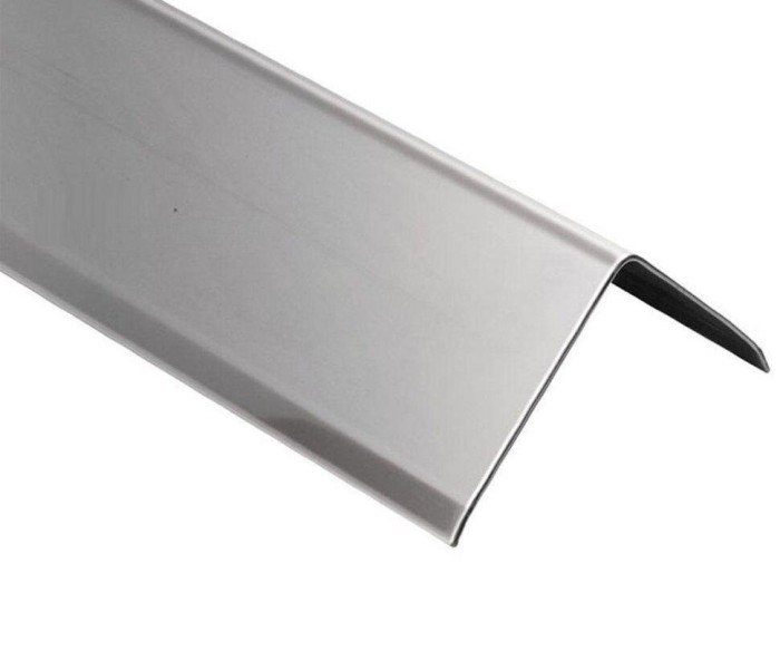 Равнополочный уголок стальной ПБ 15х15 со скосом шлифованный 3 м AISI 304