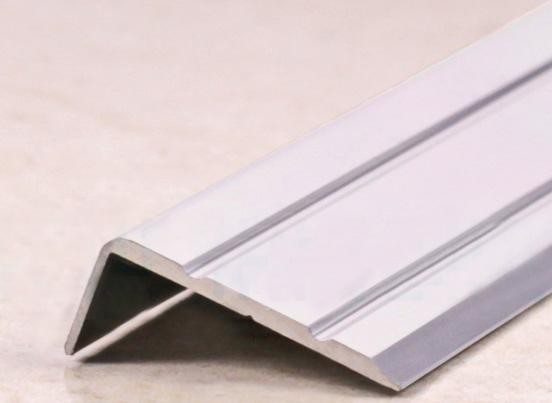 Угловой порог алюминиевый с насечками 24х10 мм ПО-24х10 Серебро глянец 2,7 м