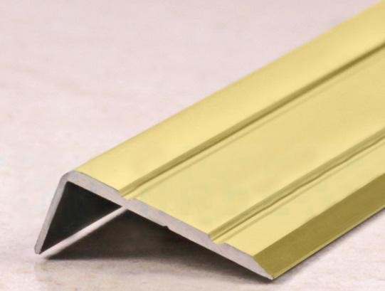 Угловой порог алюминиевый с насечками 24х10 мм ПО-24х10 Золото глянец 2,7 м