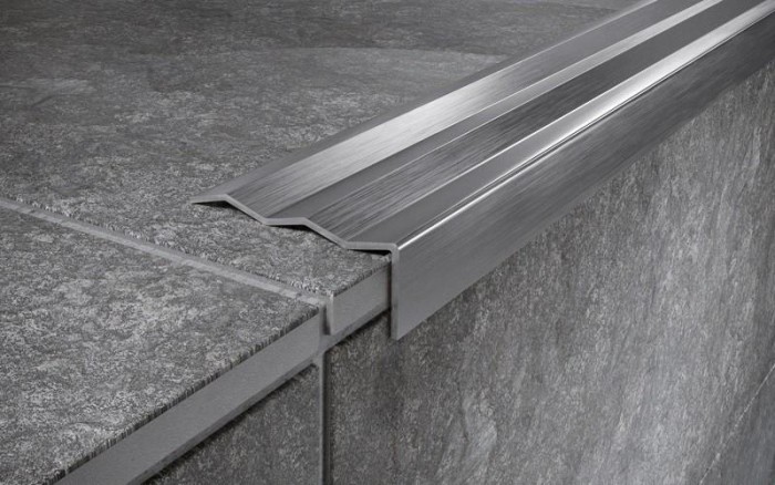 Угловой порог стальной 40х15 мм FCA 15 M сатинированная сталь 2,7 м